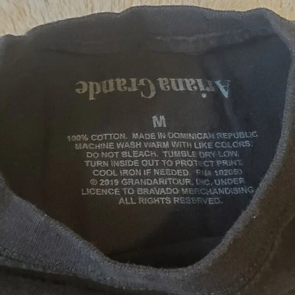 Ariana Grande Official World Tour Merch Side Photo Black T-Shirt Size Medium - Picture 7 of 10